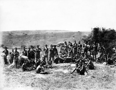 Grupo de zulus tomando su scouff, c.1895 de South African Photographer